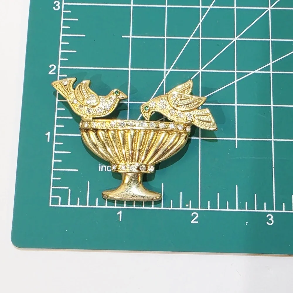 Vintage Gold Tone Clear Rhinestone Birds Drinking Birdbath Fountain Pin Brooch